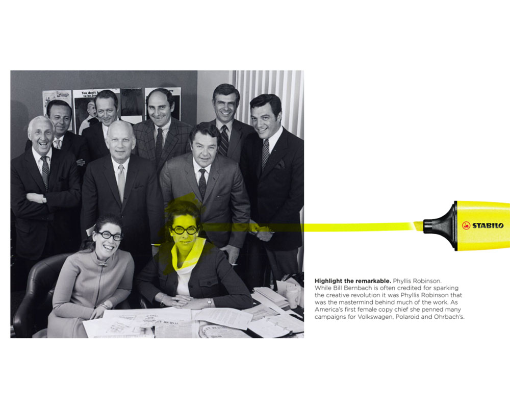 Fotografía histórica en blanco y negro donde un trazo de rotulador amarillo fluorescente resalta a una mujer en segundo plano sobre un grupo de hombres.