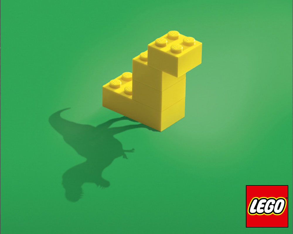 Gráfica publicitaria de Lego construyendo la forma de un personaje famoso usando solo unas pocas piezas de bloques de colores sobre fondo neutro.
