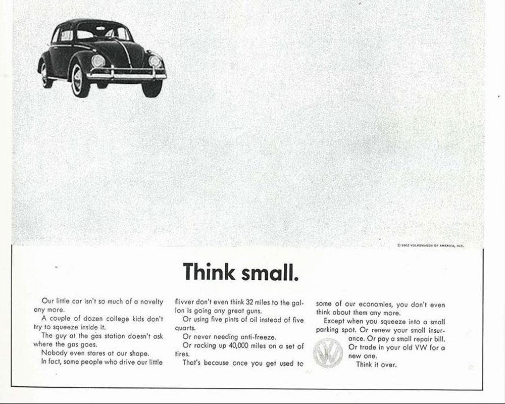 Cartel publicitario en blanco y negro de Volkswagen Think Small mostrando un coche escarabajo muy pequeño rodeado de espacio vacío en la esquina superior.