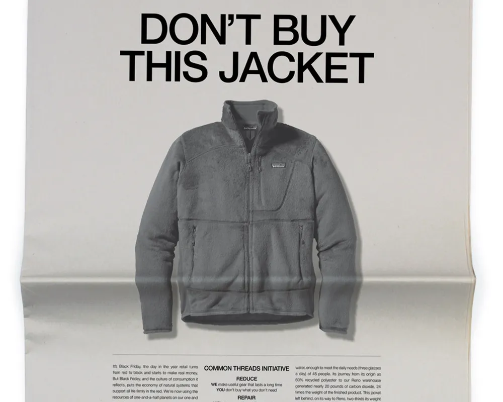 Anuncio a página completa en el New York Times mostrando una chaqueta gris bajo el titular en mayúsculas No compres esta chaqueta.